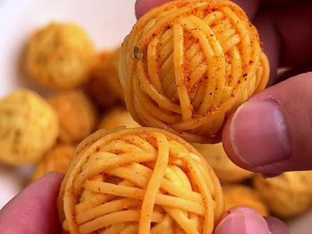 面条配上鹌鹑蛋味道绝了外酥里香,一口一个根本停不下来 #鹌鹑蛋#嘎嘣脆 #面条的神仙吃法 #创意美食