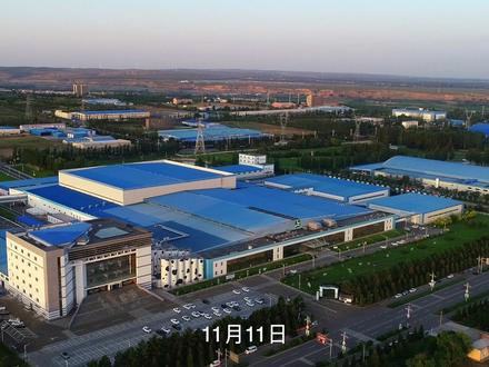 11月11日,国际奥委会主席考文垂到访蒙牛集团总部,参观了蒙牛现代化乳业生产基地,并高度评价了蒙牛在内蒙古乌兰布和沙漠的荒漠化治理实践,称其取得了“令人难以置信的绿色成果”。蒙牛集团总裁高飞表示,作为乳业首个奥林匹克全球合作伙伴,蒙牛积极倡导奥林匹克价值观,为奥林匹克运动的可持续发展和全球体育事业积极贡献蒙牛力量。
活动期间,蒙牛还发布了“沙海筑梦”乌兰布和生态守护计划,未来5年将完成1000万平方米防风治沙。