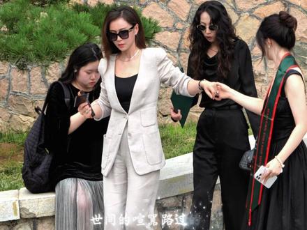 毕业典礼当天,
在校园里陪着孩子相互搀扶走了很远很远的路,
在校园的路永远有妈妈陪着走,
可人生的路妈妈只能陪你走一程,
但不能陪你走完这一生。
有一天我们也会离别,
久别到我们走完这一生才会再相见。
孩子在有妈妈当靠山的时候,
妈妈能让你们快乐,
就不会让你们受委屈!
步入大学,
等于一条腿踏进半个社会,
你也会被社会毒打
然后见识人性,
从充满希望到满怀失望再到释怀。
妈妈今天告诉你要做个坦诚的人,
你说坦诚会伤害到别人,
等你长大就会明白妈妈今天说的话,
唯有坦诚才可以让自己活的潇洒,
如果坦诚能伤害到的人,
那一定是接不住坦诚的人,
这都是妈妈经历半生换来的感悟,
你要记得世界上唯有妈妈
才是无条件爱你的人!#毕业季 #旗开得胜
