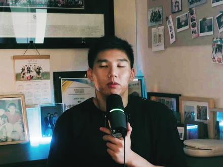 🩵 你练臀的方式错了(这正在扼杀你的训练效果) 你一直在用错误的方法启动臀部——这反而让你的屁股变得更弱。
我知道这听起来很不合逻辑。但这是有个没人告诉你的真相:当你在每一个深蹲和臀推的顶端用力夹紧臀部时,你其实正在强化那个一开始就让臀部「关机」的错误模式。
你的髋屈肌已经很紧了。你的骨盆已经前倾了。当你在这种功能失调的基础上强迫用力夹臀,你的身体分不清楚什么是「好的张力」和「坏的张力」。它只会把你锁得更死,让你陷得更深,卡在那个前倾、髋屈肌主导的位置里。
真正的突破发生在你停止「强迫」臀部工作,转而创造一个环境,让它们不得不接管工作时。
这就是我在这支影片要教你的。这是一个大多数人都直接跳过的三阶段系统。他们直接跳去作大重量桥式和弹力带侧走,然后纳闷为什么下背一直代偿。
第一阶段是让那些抢戏的过度活跃肌肉停止代偿——特别是你大腿前外侧的阔筋膜张肌 (TFL)。我会带你做一个仰卧抑制训练,使用轻阻力和特定的骨盆设定,让你的臀大肌终于有可以有效激活。
第二阶段透过「对侧负重支架辅助硬举」来建立单腿支撑。这能解决屁股推不出去的问题,并强迫核心抗旋转,同时让你的臀中肌参与进来。不再有屁股眨眼。不再有下背代偿。
第三阶段是深度刺激——一个「俯身旋后偏向分腿蹲」,它能优化髋关节内旋,彻底解决深蹲感觉不到屁股的问题。
这不是凭空猜测。Kendall 的肌肉测试研究显示,紧绷的髋屈肌会透过「交互抑制」直接关闭臀部启动。Neumann 的肌动学研究证明,骨盆位置决定了你的臀部能否在正确角度产生力量。
当你的臀部真正接管工作时,你的深蹲重量可以有效提升而下背不会酸痛。你走路和站立时会有自然的自信,不再需要刻意维持姿势。早晨的僵硬感会消失,因为你的髋屈肌不再整晚锁死。最重要的是,你会突破训练瓶颈,因为你的身体终于用对了肌肉。
所以,停止在功能失调的状态下强迫夹臀。停止做那些只会强化错误模式的无尽桥式。答案不是更高的强度——而是正确的顺序。
先抑制代偿。再建立支撑。最后深度刺激。
如果你觉得这支影片打破了你对练臀的迷思,请帮我按赞并订阅这个频道。我每周都会分享基于生物力学的训练技巧,帮助你练得更聪明,而不是更辛苦。
试试这三个动作,并在下方留言告诉我你的感受——
希望今日的影片可以帮到你,不要让身体的问题影响你做你喜欢做的事!
#臀部启动 #髋屈肌紧绷 #姿势矫正 #臀部训练