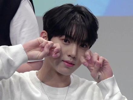 230827 末簽
【兔兔的一天の被栽培園圍毆】
很好哄的韓維辰小朋友🥰
好可愛的兩分鐘啊🥹
#韩维辰 #zerobaseone #签售 #zb1
