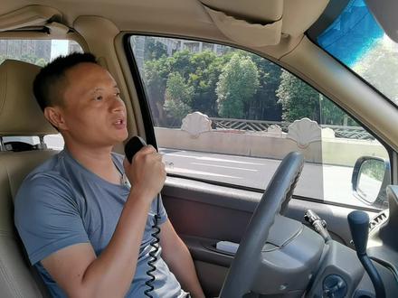 车停路边,车载短波电台使用MA-01天线连续通联两位云南电台