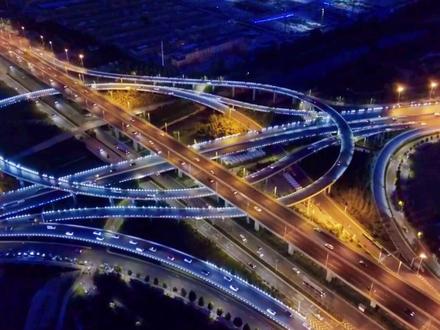 南三环中州大道立交桥系统是连接郑州南北两条主干道,有效缓解城市交通压力,构建市区1小时经济生活圈,助推国家中心城市建设,形成郑州大都市生活圈!#交通 #郑州#航拍 #立交桥 #现场实拍 @抖音创作者中心 @王思绪 @唐忆