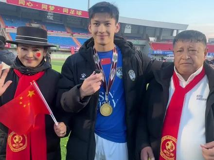 冠军背后的身影:伊宁队球员父母一直在现场给儿子加油,这一刻所有等待都值了#喀什杯#大喀超#喀什
