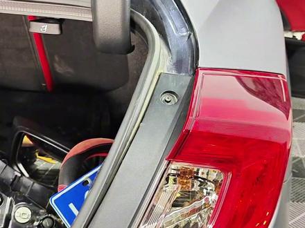 🌟 本田思域后尾灯拆卸大揭秘!谚语说:专业的事交给专业的人,但你真的知道怎么拆吗?达人带你玩转撸车日常!🔧 1️⃣ 打开后备箱,找到后尾灯的固定螺丝。 2️⃣ 使用专用工具,轻轻拧松螺丝。 3️⃣ 小心取下后尾灯,注意电线插头不要扯断。 #本田思域 #后尾灯拆卸 #专业的事交给专业的人 #撸车日常 #汽车维修