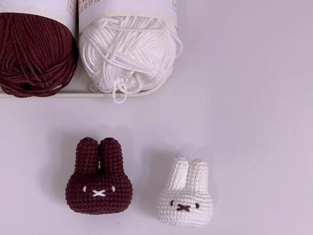 可爱的米菲兔钩织教程来啦…… 非常简单的一个玩偶钩织,都是一些基础针法。
🧶:萌娃娃2号线@雪妃尔毛线
色号:02、67
图解整理—小织一吓
#挂件钩织教程 #钩织小玩偶 #手工教程 #毛线织玩偶教程 #米菲兔