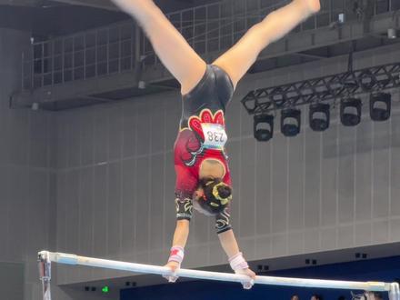 5月21日,#全国体操锦标赛暨全运会资格赛 #杨凡予微 勇夺高低杠金牌,1米68的身高让她的高低杠极具观赏性。
记者:袁雪婧
编辑:孟祥新