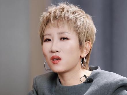 张踩铃:工作也累,但带孩子的累,是一种无法言说的辛苦 很多人以为妈妈天生就该温柔、享受带娃。可张踩铃坦白:那段在家带孩子的时光,是真的痛苦。睡眠被切碎,价值被隐藏,花着对方的钱,累却无法被看见。她不是不爱孩子,只是不想被 “妈妈” 这个身份,彻底吞没。
#瑞春谈话社 #张踩铃 #张踩铃大胖媳妇 #张拿铁 #人间观察计划