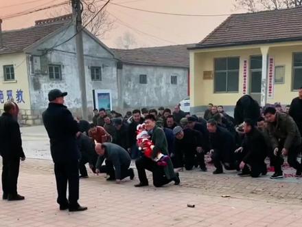 南有福建拜神,北有山东拜人,在孔孟之道的传承下,过年跪拜祖先、父母、长辈,是真跪真磕头#场面壮观 #民间实拍 #福建 #山东 #孔孟之乡礼仪之邦