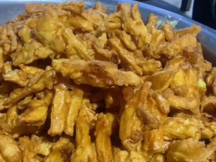 炸年货不让乱说话,是老辈传下来的年俗讲究 一是图吉利,油锅一热,象征着家运旺、财运旺,这时候不能说丧气话,比如“糊了”“没了”“不够”“完了”,怕把好运气说走了。
二是求安稳,炸东西时油烫危险,安安静静,才能专心做事,不出意外、平平安安。
三是守年味,安安静静炸完一锅年货,代表一家人和和气气、顺顺当当,来年日子才能红红火火。
简单说:嘴闭紧,心放静,油锅越炸越兴旺!#炸年货的时候可不敢说话了 #年味儿 #过年炸东西的时候别说话