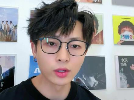 时隔两年,咱们“正规军”终于等到这一刻了!凤凰传奇郑州站,已经正式上架!看到这个消息,血脉算是彻底觉醒了。这次返场也是诚意满满,4月10号、11号、12号,连嗨三天!3月3号开售。 #凤凰传奇演唱会 #凤凰传奇 #凤凰传奇郑州 #凤凰传奇郑州演唱会