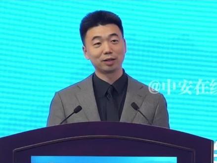 文化的边界在日常分享中逐渐被消融
“过去一年,很多被种草的海外网友们陆续来到中国,他们在中国打卡的同时,也体验小红书上中国网友推荐给他们的各种生活方式。”在2025中国企业全球形象高峰论坛上, 小红书副总裁许磊在发言中介绍,网络平台的种草效应叠加便捷的签证和退税政策,让“中国游”正在高效转化成“中国购”。这些传播的力量,就在于把故事转化成体验,当一张家庭照片能够引发万条全球共鸣,一个旅行问题能够收获千条真诚建议,文化的边界正在日常分享中逐渐被消融。
他表示,随着社交媒体和网络的快速发展,企业品牌通过传统的媒体的单项传播模式逐渐被打破,品牌与用户之间形成的实时的互动,用户今天不仅仅是信息的接收者,更是内容的共创者,企业的形象早已超越了对于产品特征的物理展示,升华为人与人、心与心的情绪共振。(记者 张毅璞 吕文卫 李浩 虞结志)