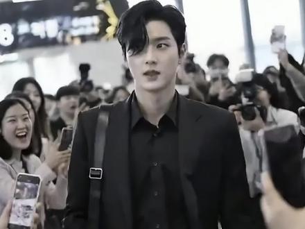 网络人物志第190期:曾今的王King #King #人物志 #抽象 #exo