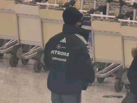 东北男人都扛不住上海的冷🥶#王赫野 #去吹一场野的风