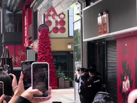 #跑男来了#邯郸道,也是看见明星了蹲了6.7个小时这一刻真直,近距离看见了哇塞好激动呀,白鹿真的很瘦是真的漂亮脸超级小,男明星也是真的好帅好帅