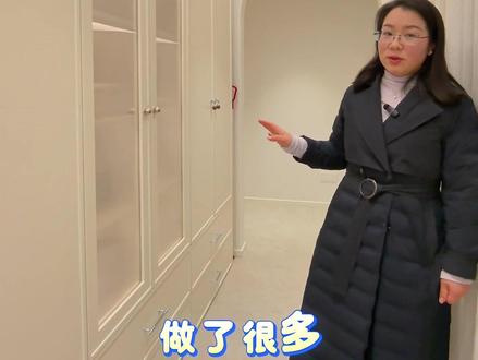 一家三口的衣帽间,衣服洗完晒干直接放进衣帽间,省去很多家务步骤,懒人福星啊🥳,另外一个好处就是,房间不用再做衣柜,大大释放了卧室空间#全家衣帽间 #金属衣柜 #洗烘收纳步入式衣帽间 #高淳装修