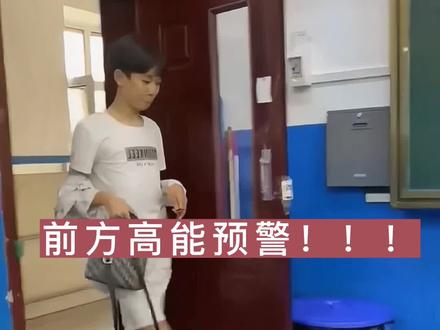 高三学生模仿英语老师上课,简直太像了!你敢try吗?#高中生 #模仿老师 #教育 #每日一笑 #搞笑课堂 #同城热门 #上课