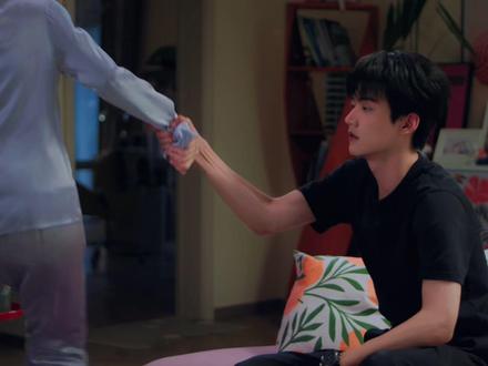 弟弟暗恋姐姐八年,为了追到大自己11岁的姐姐,竟拒绝吃药! #狙击蝴蝶 #陈妍希 #周柯宇 #电视剧解说 #狙击蝴蝶在姐弟恋赛道杀疯了