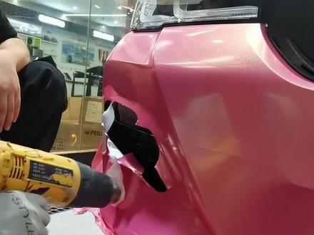 #今天给大家分享一下
宝马前杠改色膜施工#汽车贴膜#技术培训
改色膜需要注意不能漏边
要预留边 要塞边