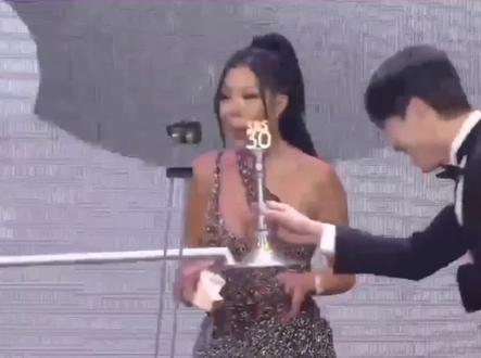哈哈哈哈演艺大赏为了认出艺人的脸 保持距离颁奖 也是拼了!