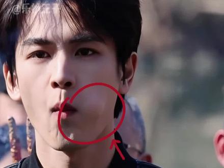 明明有偶像滤镜,为何张凌赫舌头总在嘴里打转?了解内情是外行人不懂的秘密#张凌赫 #赵丽颖 #陈嘉桦 #内容启发搜索 #影娱热点团