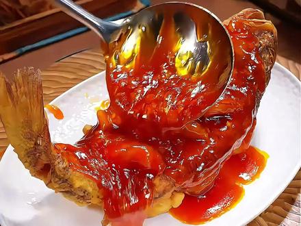 马上就要过年了,年夜饭可少不了这道糖醋鱼,寓意年年有余,酸甜酥脆,大人小孩抢着吃 #糖醋鱼 #年夜饭 #大年三十餐桌上一定要有的菜 #过年了