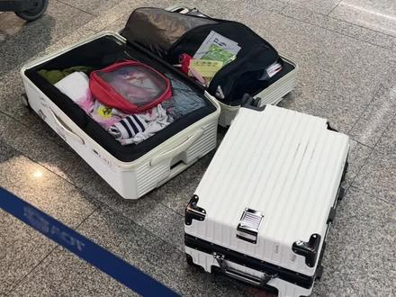 大家注意啦⚠️春秋航空手提行李不能超7KG,20寸的登机箱不能带,不能带,不能带
得亏箱子坏掉了,要不得斥巨资办托运了
曼谷廊曼机场,办理退税先在值机7号口对面敲章,过安检后右手边50米办退税,左手边50米提货