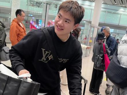 可怜的铿仔😂😂😂战损一个行李箱 #梁伟铿