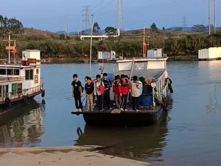 #横县 峦城镇江口村的小朋友每天都要坐船去上学