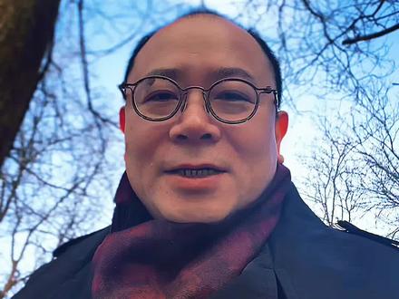 存取5万元不强制询问 存取5万元不强制询问。近期,中国人民银行、金融监管总局和证监会联合发布《金融机构客户尽职调查和客户身份资料及交易记录保存管理办法》,明确2026年1月1日起,个人存取现金超过5万元,金融机构不再强制“一刀切”询问资金来源及用途。为什么会有这样的变化?结合《财经》记者报道,可从过往要求、调整原因、监管与隐私平衡,国际对比四个维度分析。
一、过往要求:反洗钱刚性防控。2022年央行等三部门曾出台办法,要求5万元以上现金存取需登记资金来源及用途,核心目的是预防洗钱、恐怖融资及电信诈骗等违法犯罪。此后反洗钱监管力度持续加大,银行通过核查资金来源多次拦截诈骗资金,但该办法因技术等原因暂缓施行,业务仍按原规办理。
二、当前调整:平衡监管与民生。此次取消“一刀切”要求,核心是回应公众需求、优化服务体验。此前银行核查存在层层加码现象,如“律师取款4万元被反复盘问”引发热议,公众担忧隐私泄露、交易效率受损。新规采用风险分级管理,对普通储户简化流程、降低合规负担,对高风险异常交易仍保留强化尽职调查,实现精准防控。
三、隐私与监管:新规通过差异化策略兼顾双重需求:对普通储户,减少不必要的信息收集,保护个人隐私、提升交易便捷性;对高风险交易,金融机构聚焦精准核查,防范违法犯罪。既体现监管对民生的考量,又坚守风险防控底线,实现金融服务效率与监管力度的平衡。
四、从国际来看,欧美国家同样重视大额现金交易监管,且管控力度普遍较强。多数欧美国家会对大额现金存取强制询问资金用途,部分国家还规定一定额度以上交易需通过支票或电子转账完成,以此减少现金直接往来,从源头降低洗钱、诈骗等风险,其核心逻辑与我国反洗钱监管目标一致,但在管控方式上更侧重限制现金使用场景。