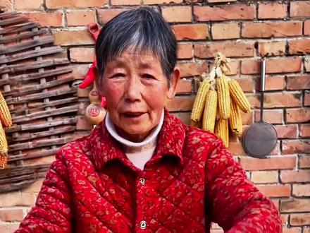 今天教大家剪个燕子,我们这里结婚很多剪这个放茶盘里,石榴带表这多子多孙,桃带表长寿,燕子是成双成对,给乡里乡亲剪了几十年了,看到的记得点个关注,点个赞。#民间手艺 #手工剪纸 #喜庆 #做手工我是认真的 #剪纸教程