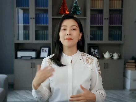 霍尔木兹海峡断交,美国带头救市却惨遭打脸?油价为何不降反升 国际能源署IEA宣布释放史上规模最大的4亿桶战略石油储备,原本应是市场利好,为何油价却在短暂回落后强力反弹?这背后隐藏着一个巨大的数字陷阱以及攸关全球经济命脉的致命时间差。本期视频将深入拆解存量与流量的核心逻辑,揭开每日最高120万桶的释放速率为何在1600万桶的供应黑洞面前显得杯水车薪。我们将从霍尔木兹海峡的封锁现状出发,分析行政流程导致的远水救不了近火,以及产油国因憋库而被迫关停油井的深层危机。看懂了这场能源市场的博弈,才能理解为何存量的幻觉无法掩盖流量死亡的现实。
#石油危机 #IEA #伊朗战争 #全球经济 #国际能源署I