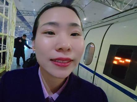 今天跟我一起乘务G3498,沈阳北-万州北-重庆北 今天除了带大家一起乘务外,顺便跟大伙儿一起学习了380车体二等座的电源插座位置,还有车头外部有一个小孔儿是干嘛的。还以为是车漏了个洞...#记录美好生活 #在拍一种很新的vlog #高铁曝光 #铁路列车乘务员 #乘务员vlog