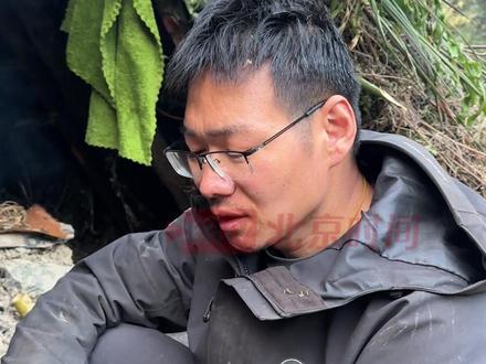 12 月 7 日,湖南张家界,七星山荒野求生决赛第 14 天,安徽亳州 67 号孙高(道友)谈及冠军奖金时真情流露。他眼眶泛红、声音哽咽,直言要给受苦的老婆孩子改善生活,深情告白 “老婆我爱你,孩子是我的骄傲”,朴实话语满含牵挂,为家人拼搏的模样令人动容。#道友 #七星山荒野求生