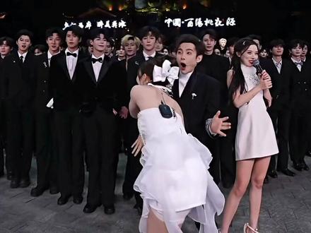 第一支情侣舞蹈,瑶瑶差点摔到龙浩天怀里了,哈哈,大家集体吃瓜😆#龙浩天户外直播 #瑶瑶