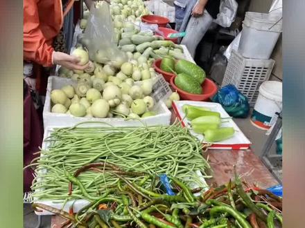 河北市民买菜遇"怪事",刚买的西葫芦放了4天,竟然长满"硬疙瘩"