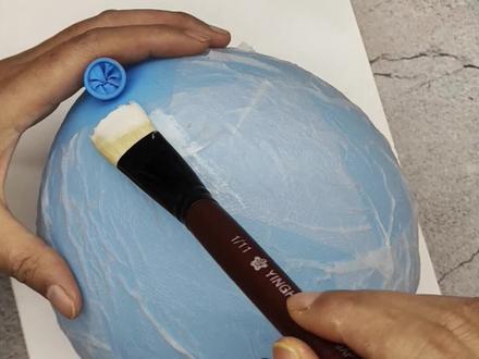 #亲子手工 #有趣的儿童手工作品 #幼儿创意手工 #元宵节灯笼 元宵节团团圆圆,用气球和纸巾做手工灯笼。