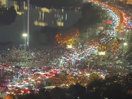 为了看一场烟花秀,要堵到12点