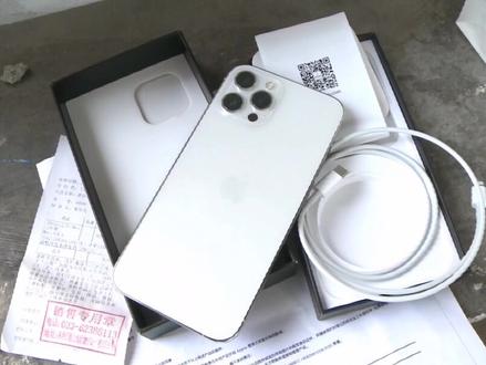 7月底时,市民靳女士在南坪上海城的苹果体验店购买了一部iPhone 12 Pro Max,可还没使用多久,手机就出现了问题。在送修过程中,靳女士意外发现这部手机竟然不是新机,这是怎么回事呢?