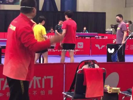 没加配乐,原声。建议放大音量听听他们的对话。比如哥哥决定了比赛服的颜色,比如妹妹目睹了哥哥换比赛服的全过程。(cr :xoxonanaya)#国乒 #休斯顿世乒赛 #王楚钦 #孙颖莎 #王楚钦孙颖莎 #莎头