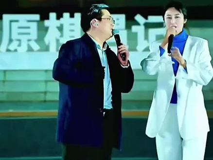 郑州荥阳·中原棋遇记|皮特复播首秀
董雪婷跨越300公里助阵,新歌《我曾像个傻子一样的爱你》深情献唱,用歌声诉说过往,温暖全场❤️
《我曾像个傻子一样的爱你》由任夏作词作曲,是一首直击人心的伤感流行单曲。歌曲源于歌手老板的真实失恋经历,他曾为爱人倾尽所有、奔赴付出,却最终遗憾收场。词曲作者任夏也以自身情伤为灵感,将爱而不得、卑微执念的复杂心境融入旋律。歌词直白扎心,用“傻子般拼命爱、疯子般拼命忘”的反差,道尽深情被辜负后的挣扎与不甘,唱出了无数人在爱情里的卑微与执念,引发广泛共鸣。
#董雪婷#老表#皮特#3.27中原棋遇记现场@中原棋遇记