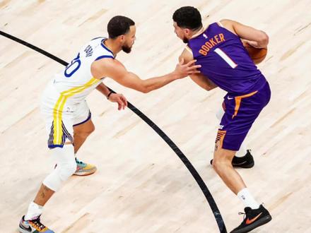 脚下的致敬!库里“乱穿鞋”是不是一场无声的告别?#库里 #勇士 #库里安德玛解约 #库里退役 #鹤侃篮球