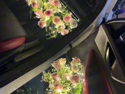 最近做了太多这个扶手箱的鲜花惊喜 随手录个教程#副驾驶鲜花教程 #副驾驶惊喜鲜花 #副驾驶插花教程 #后备箱惊喜教程 #专属副驾