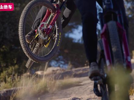 RockShox发布全新Lyrik&ZEB山地车前叉 速联SRAM旗下的RockShox发布了他们家全新的Lyrik和ZEB前叉,此次RockShox几乎重新设计了除筒轴杆之外的每一个部件,核心重点是它的气压弹簧、下管叉脚和内管,而阻尼单元仅仅做了细微优化,部分技术借鉴了现款的BoXXer,而其他的一些变化则是,针对新平台专门进一步开发的这样做的目的就是尽可能的实现线性弹簧曲线,并最大程度的减少摩擦...#rockshox #rockshox前叉 #山地车前叉 #山地车越野 #山地车