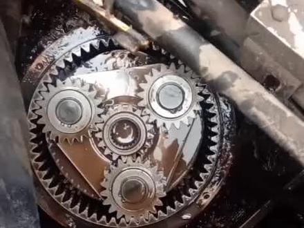 小松220回转马达液压油漏到减速机了!换个油封搞定!#工程机械维修 #修理工