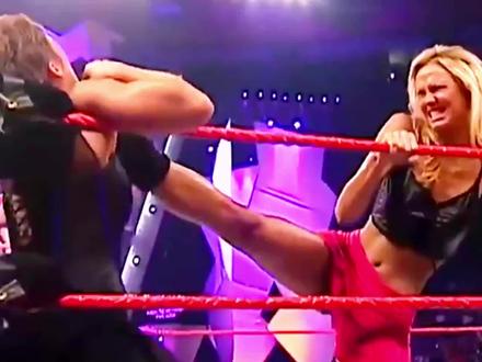 少妇妹无情挑衅史黛西,名场面咬手指 #wwe #史黛西 #少妇 #咬手指 #性感女神