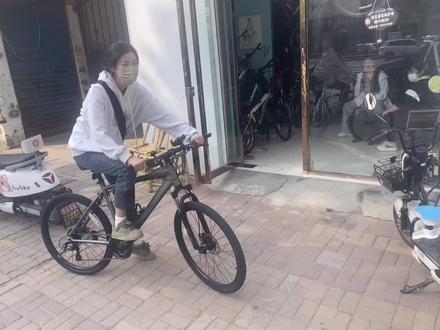 小姐姐等了一个月的捷安特ATX660碳灰黑到货了。