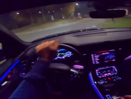 单手开车的人有什么性格特点?#开车技巧