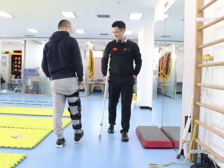 单拐行走,拐应该放在哪一侧?很多叉友/折友都不清楚#拐杖 #前叉康复 #术后康复 #行走