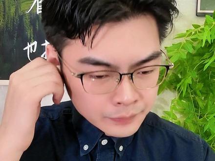 🎶 《关山酒》深度解析 🎶 这首歌的后劲太大了,你听到的只是江湖吗?
#关山酒 #国风音乐 #音乐解析 #歌词赏析 #音乐故事
仔细听,这首歌写的是——少年狂 → 乱世苦 → 家国情。
我自关山点酒,少年意气风发,
几载风雪卷刃,战火与孤独交织,
纵意而歌,他最后守的是什么?
从风华少年到守护山河的将军,这首歌写尽了人的一生和时代的沉浮。